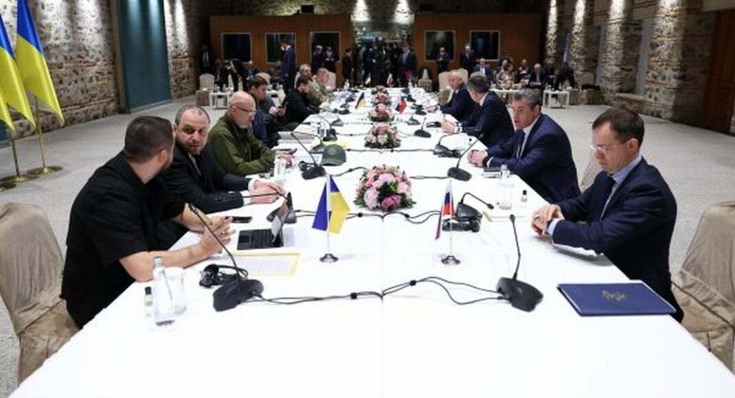 Відведення військ з Київщини та перемовини в Стамбулі: що це означає для Донбасу