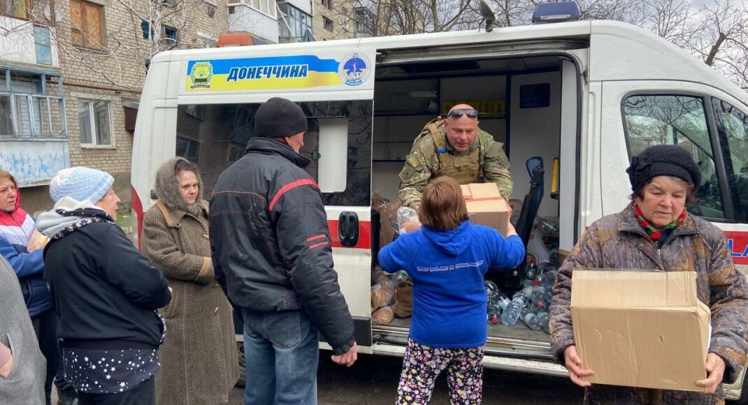 Поліцейські Донеччини евакуюють жителів Мар'їнки з-під обстрілів