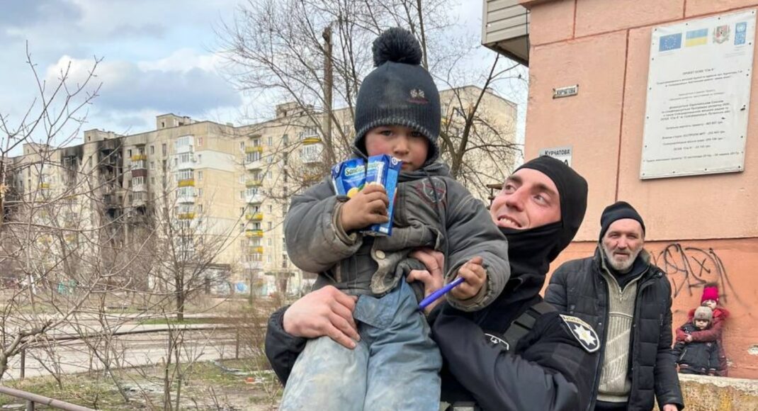 Полицейские Луганщины доставили гумпомощь жителям Северодонецка и Лисичанска