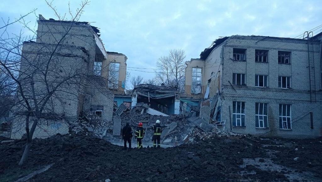 Террористы вс рф совершили ракетный обстрел школы в Краматорске (фото)