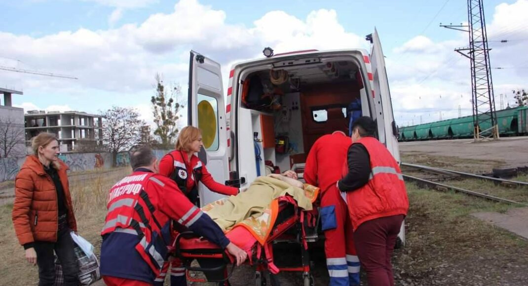 Во Львов доставили еще одну группу раненых рашистами гражданских и около сотни детей-сирот с востока Украины