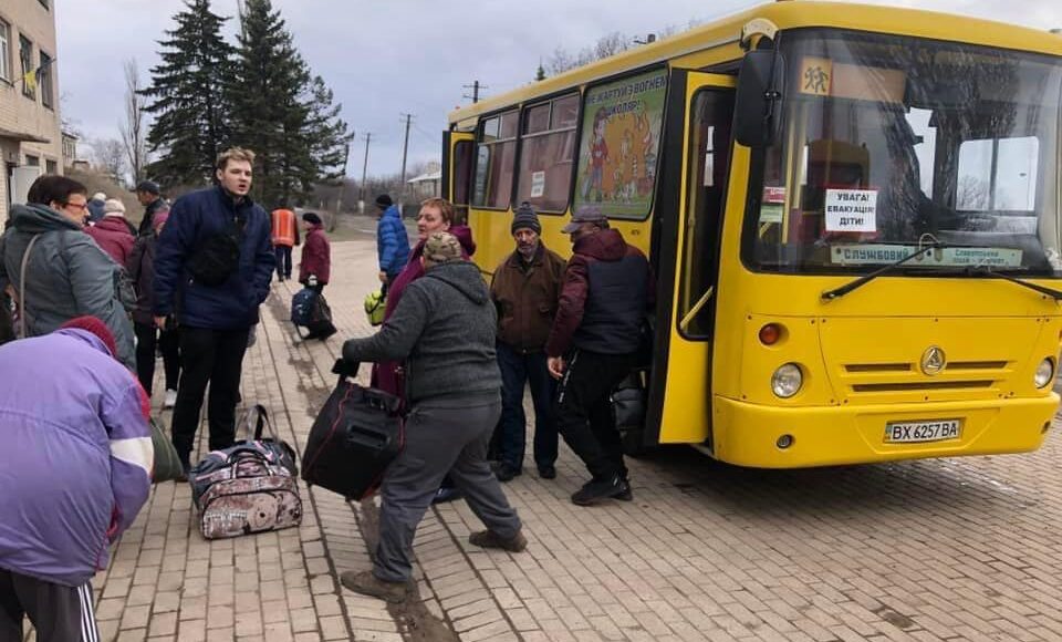 Майже 1500 осіб вже евакуйовано з міст Луганщини: рашисти випустили не всіх