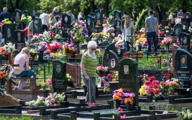 На Луганщині діє заборона на відвідування кладовищ