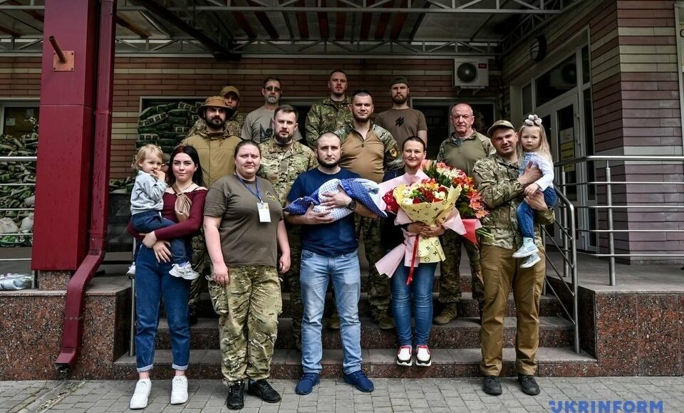 Дружину загиблого бійця полку "Азов" Тетяну зустріли з пологового будинку його побратими (фото)