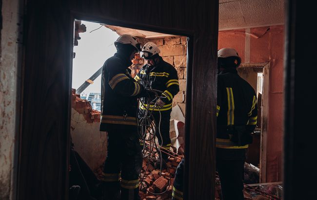 Під завалами будинку в Ізюмі знайшли тіла 44 цивільних, - ОВА