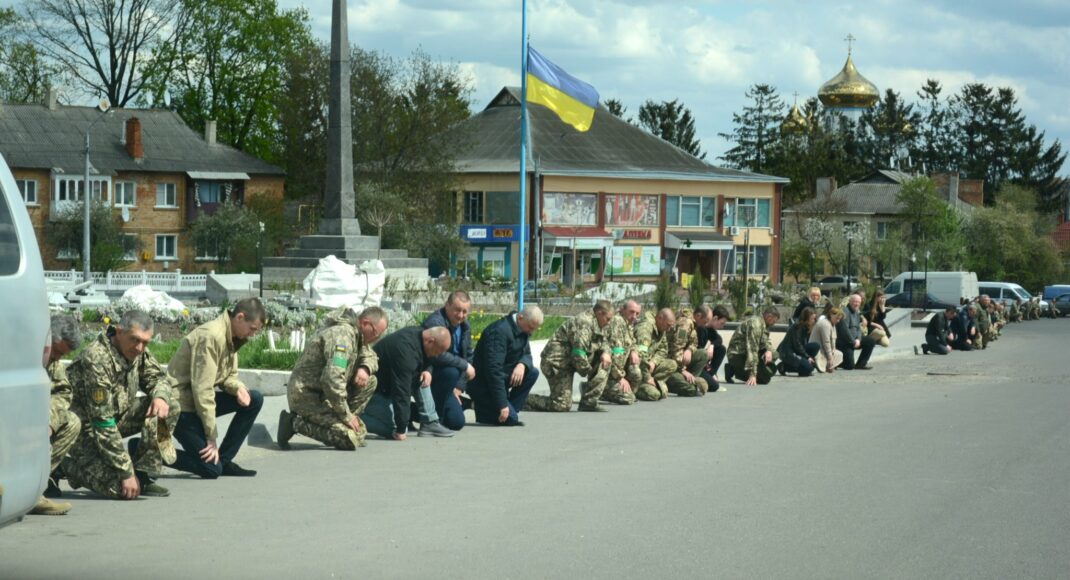 На Вінниччині попрощалися з Героєм, який віддав своє життя у боях під Лиманом (фото, відео)