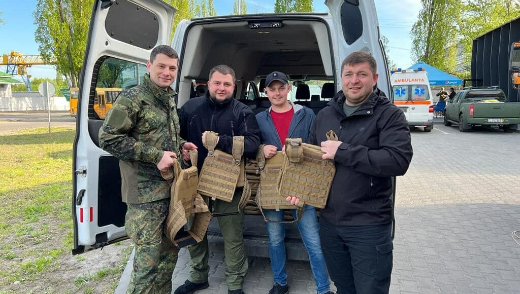 Міжнародний штаб допомоги українцям відправив 100 бронежилетів зі Львова на Луганщину (фото)