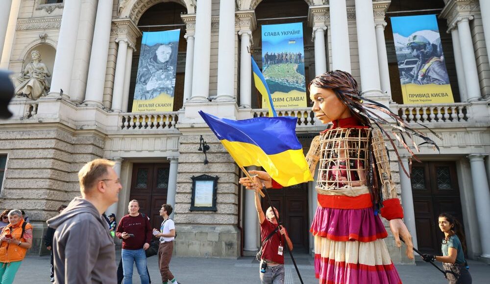 До Львова привезли ляльку-символ дітей-біженців від міжнародних культових продюсерів і режисерів (фото)
