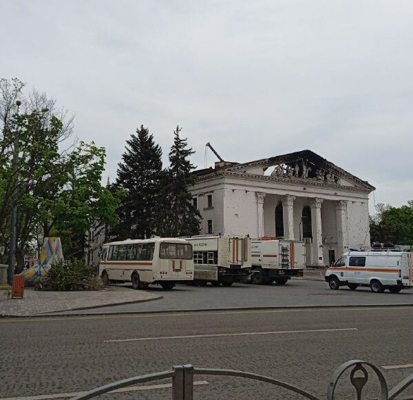 Оккупанты вывозят теля убитых в драмтеатре Мариуполя в сторону Старого Крыма, — Андрющенко