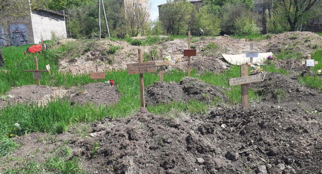 У братських могилах під Маріуполем може бути понад 10 тисяч цивільних, - "Азов"