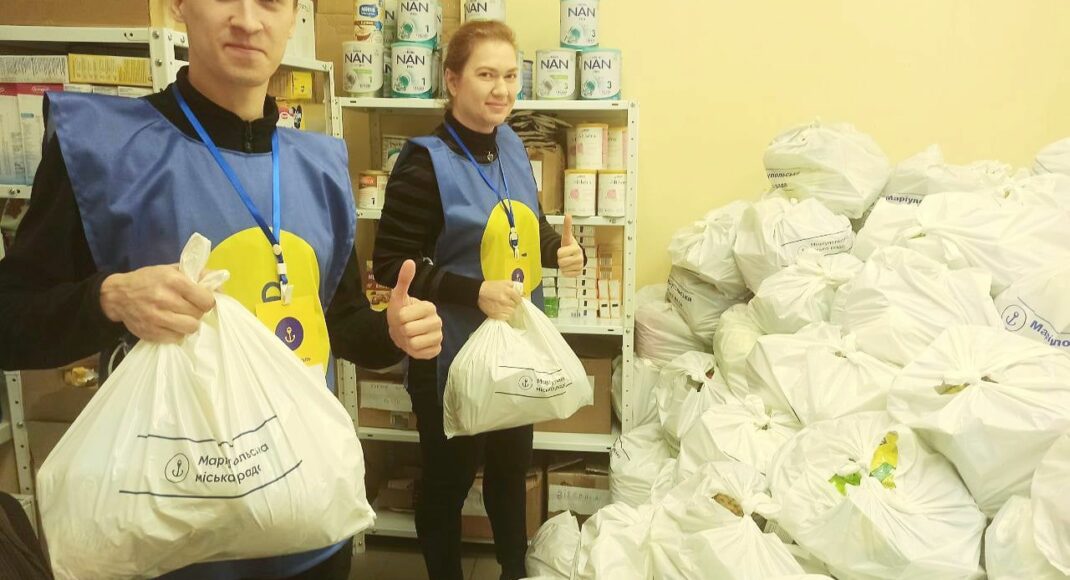 Близько 2000 продуктових наборів вже передано сім'ям переселенців в центрах Я-Маріуполь в Запоріжжі та Дніпрі (де отримати допомогу)