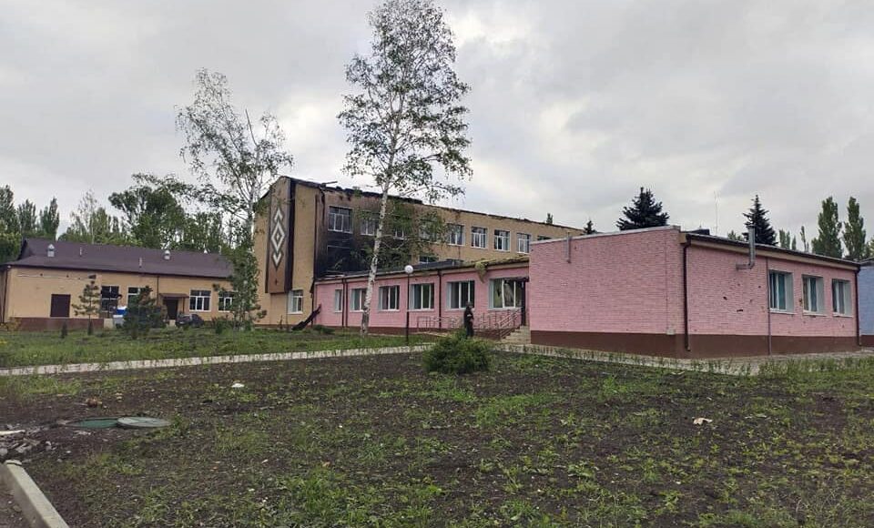 Рашисты всю ночь обстреливали Авдеевку: по городу множество разрушений, есть раненые