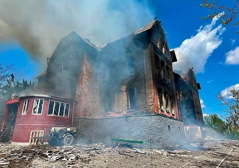 Учащиеся уничтоженной россиянами гимназии в Лисичанске сняли ролик к последнему звонку