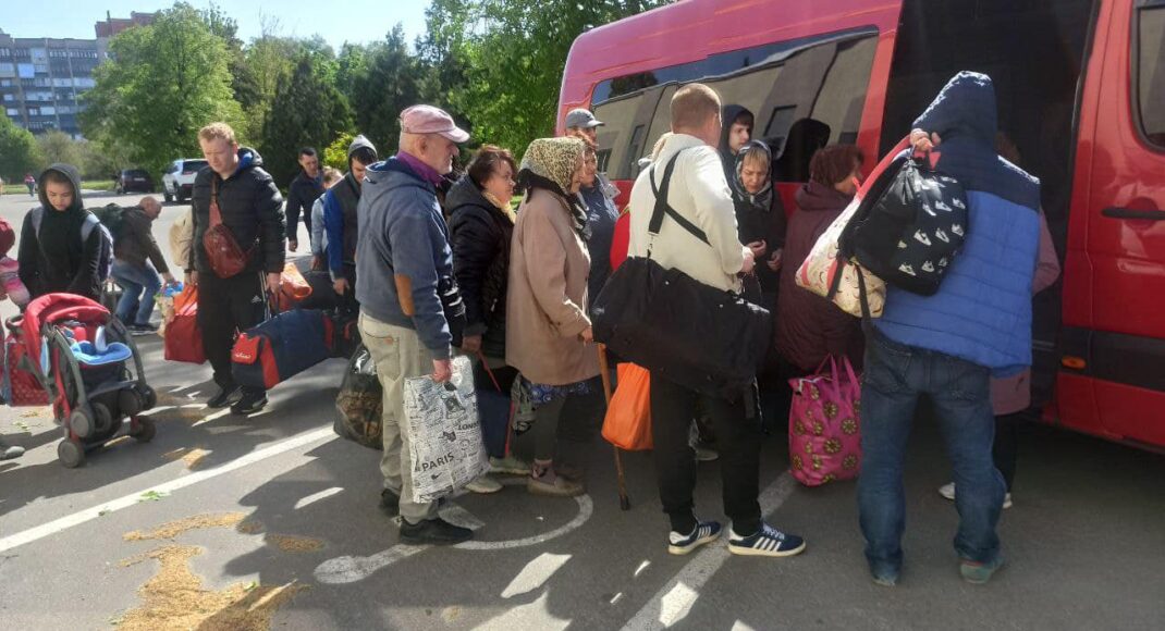 В Славянске продолжается эвакуация людей на автобусах в Днепр и Ровно
