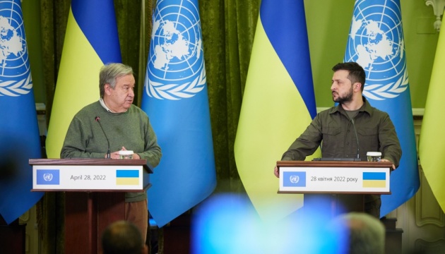 Зеленський та генсек ООН обговорили подальшу евакуацію мирних людей з "Азовсталі"