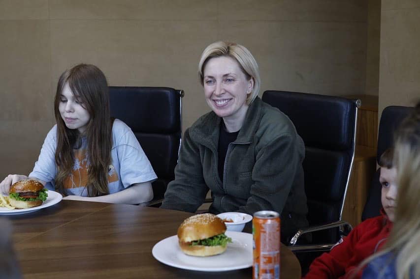 Верещук зустрілася з дітьми, яких змогли евакуювати з "Азовсталі"