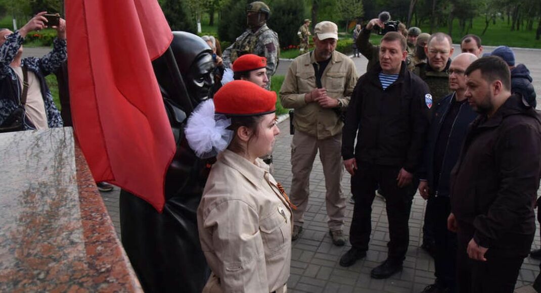 Парады на костях: как прошло "победобесие" на оккупированных территориях