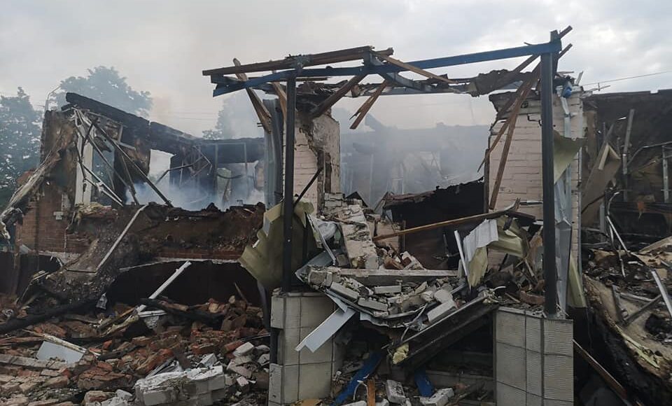 Окупанти здійснили обстріл музичної школи у Святогірську (фото, відео)