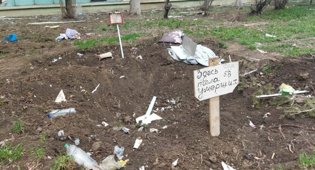 "Тех, кто повесился в детском саду, хоронили в воронке от бомбы". Месяц выживания на окраине Мариуполя