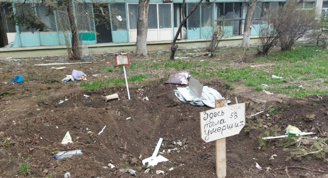 В Мариуполе оккупанты выкапывают тела из дворов города и прячут их в братскую могилу, - Андрющенко (видео)