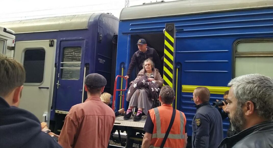 Сьогодні з Донеччини потягом до Дніпра евакуювали 235 осіб
