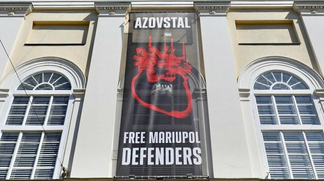 "Free Mariupol defenders": во Львове на Ратуше вывесили баннер в поддержку защитников Мариуполя из Азовстали (фото)