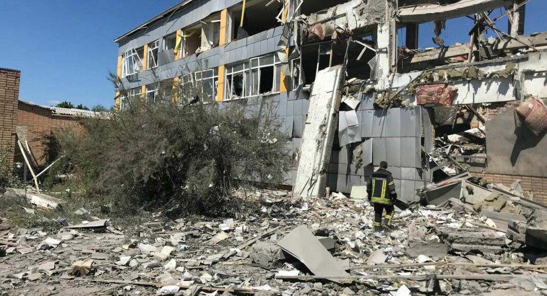 У ДСНС розповіли про наслідки авіаудару рф по школі в Бахмуті: є постраждалі
