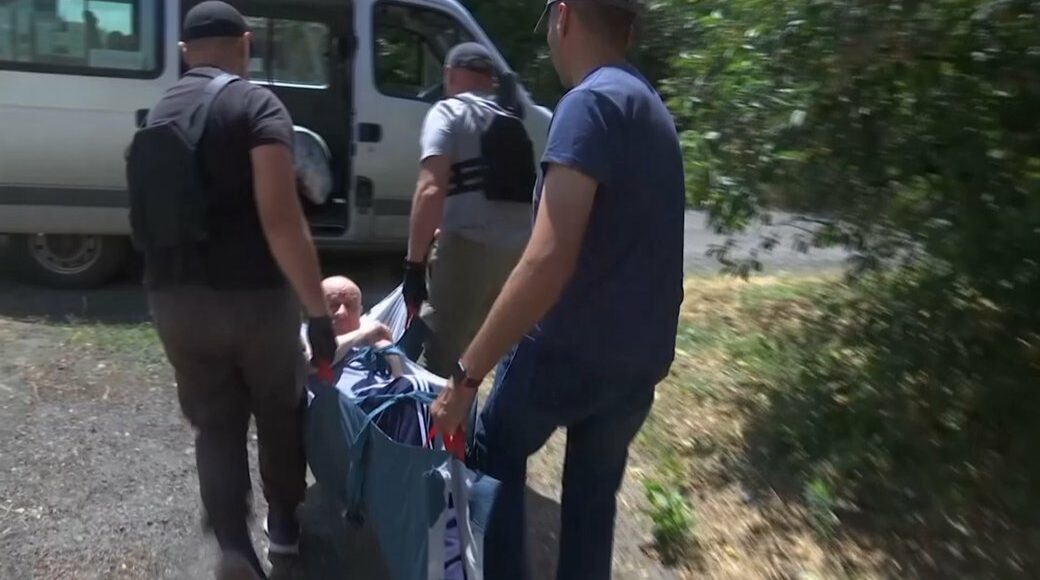 Із сіл Донеччини евакуювали маломобільних та літніх людей (відео)