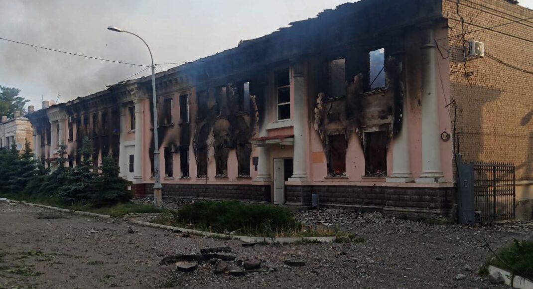Гайдай: в Лисичанске опасно находиться даже в укрытиях, оккупанты бьют большим калибром