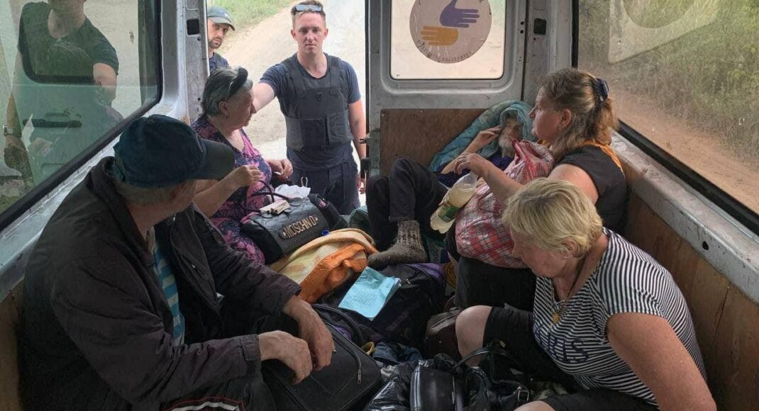 На Луганщине эвакуировали еще 53 человека из горячих точек