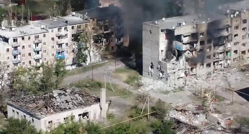 Вокруг Лисичанска постоянно идут бои, город усыпан минами, — Гайдай