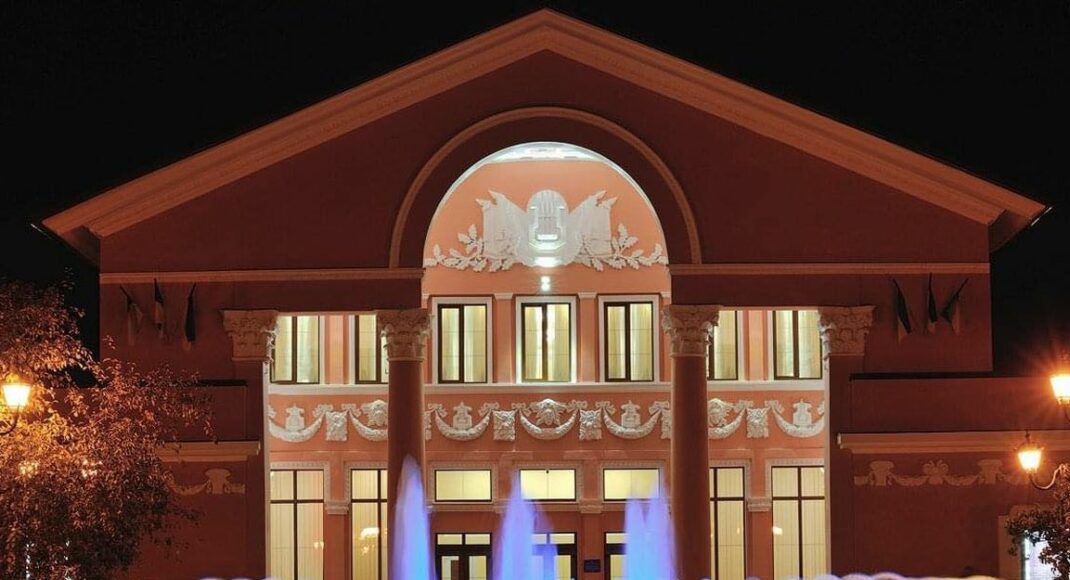 Пережили три евакуації: історія порятунку Луганського драмтеатру