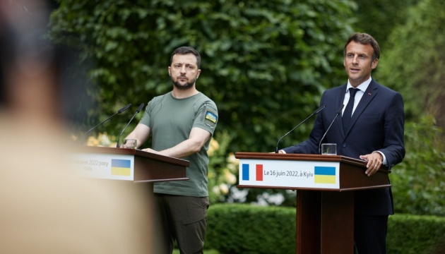 Макрон пообіцяв Зеленському передати легкі бойові танки Україні
