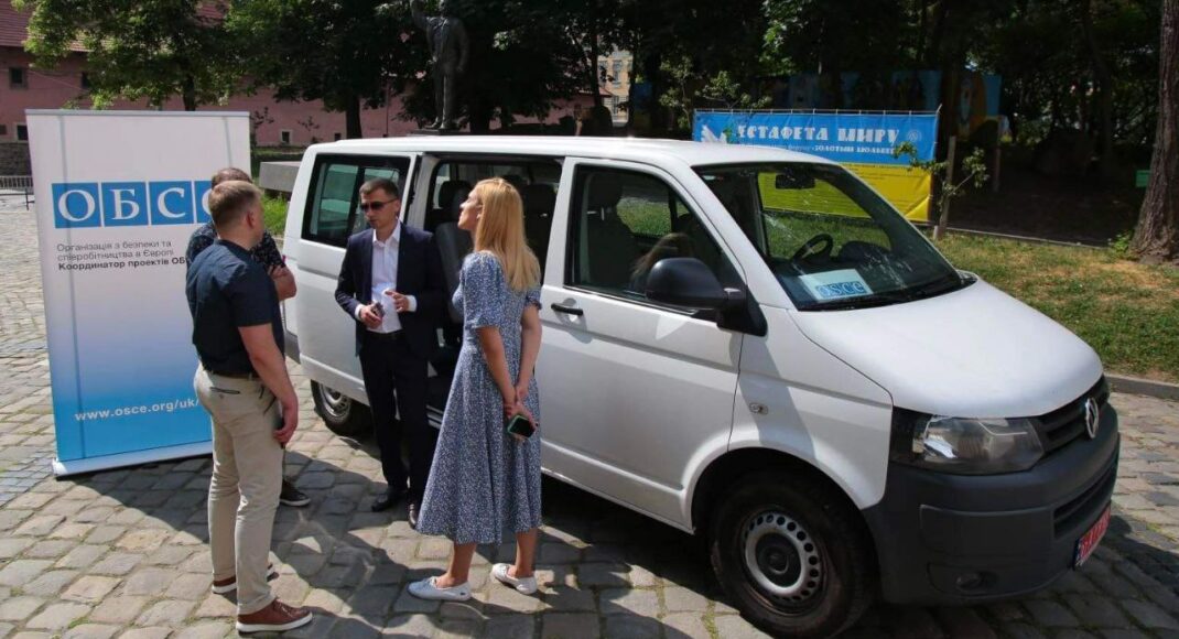 ОБСЄ передало у Львові мікроавтобус, яким доставлятимуть гуманітарну допомогу переселенцям (фото)