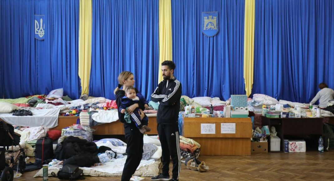 На Львівщині шукають житло для понад 20 тисяч переселенців, що мешкають у школах