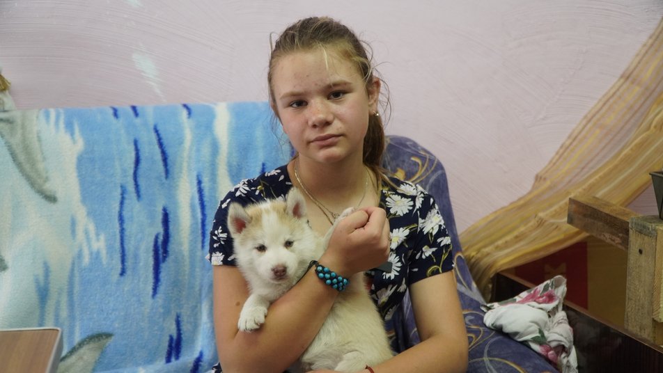 Дівчинка з Рубіжного розповіла про евакуацію в Дніпро з вагітною собакою (відео)
