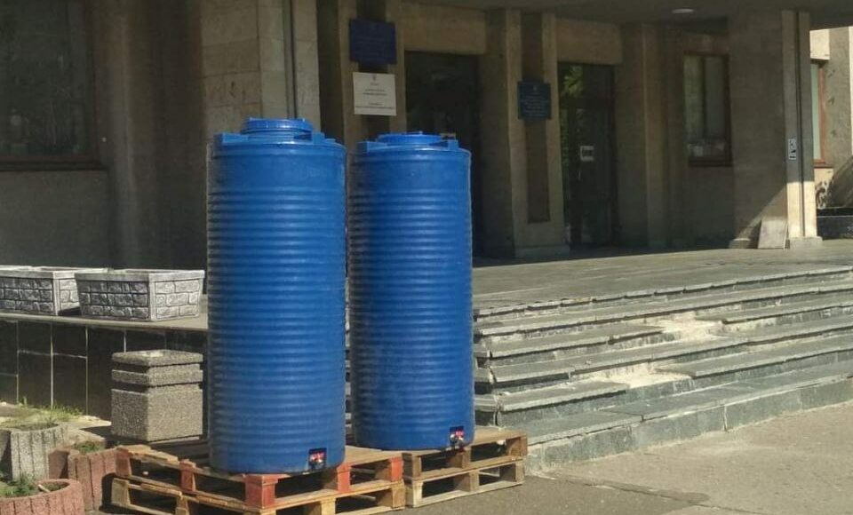 У Слов'янську встановили баки з водою