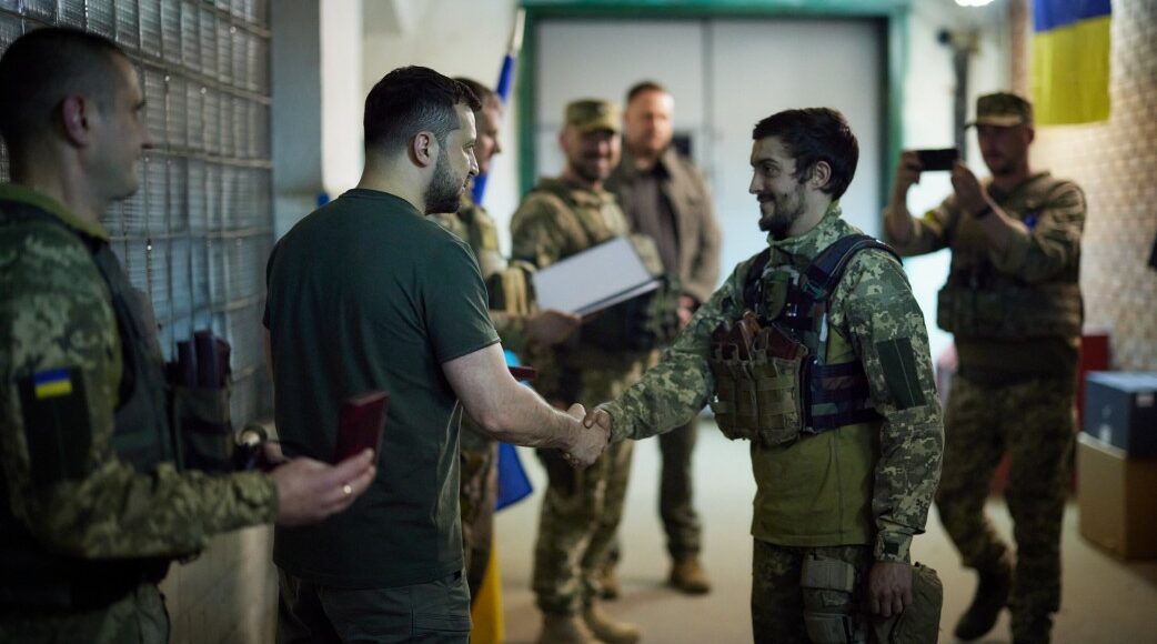 Володимир Зеленський відвідав позиції ЗСУ в районі Бахмута та Лисичанська