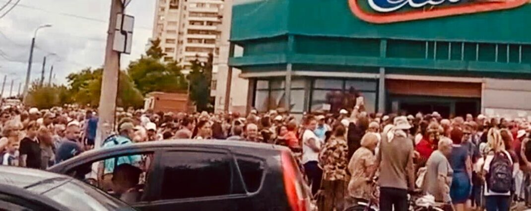 Захватчики вдвое завышают количество людей в Мариуполе, чтобы разворовывать гумпомощь