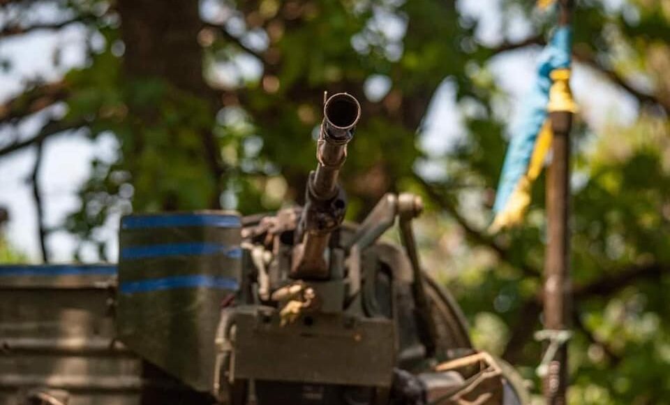Російські загарбники продовжують наступ на напрямі Ізюм - Слов'янськ, - Генштаб