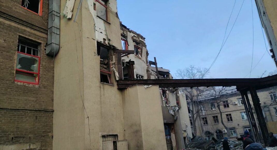 "Забери мою жену, иначе я тебя застрелю!": Волонтерство под бомбами в Мариуполе
