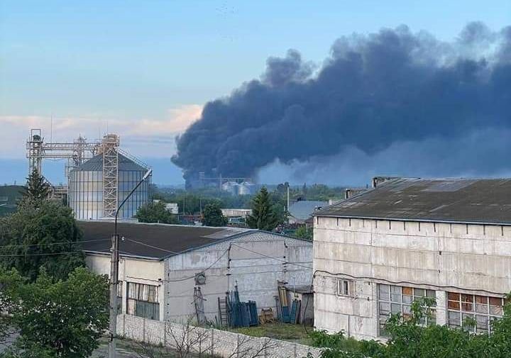 Бойовики "лнр" визнали, що ЗСУ у Сватовому успішно знищили 23 вантажівки на складі боєприпасів