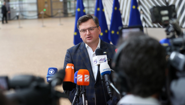 Кулеба закликав світ виснажити військову машину росії, обмеживши доступ до перевезень по морю