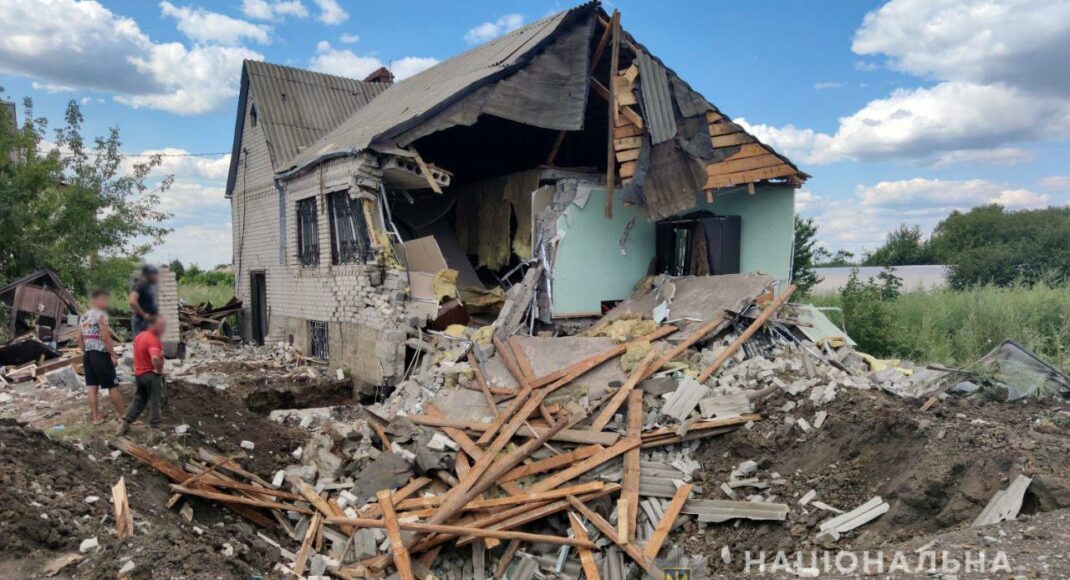 Росіяни вдарили по 15 населених пунктах на Донеччині, є жертви обстрілів