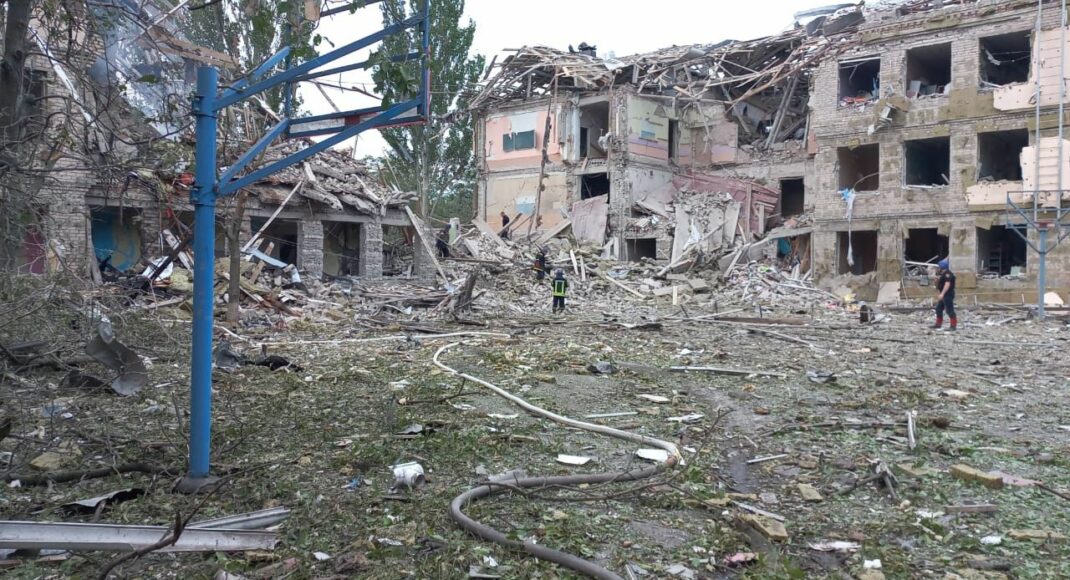 В Краматорске спасатели разбирают завалы разрушенной обстрелами рашистов школы, под завалом могут находиться люди