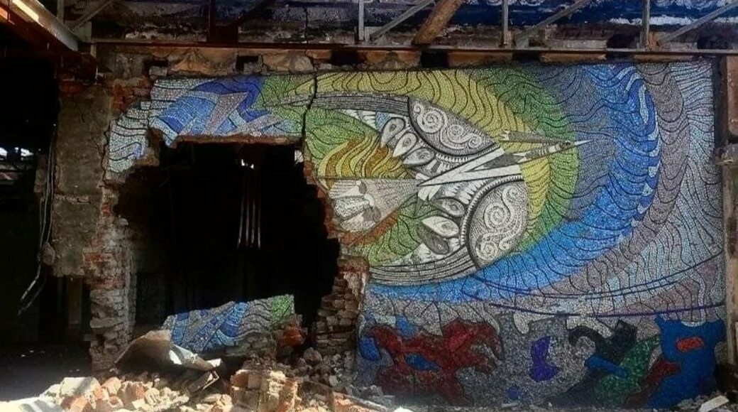 Російські війська знищили в Маріуполі мозаїку "Дерево життя"