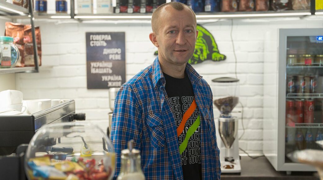 "Мариупольцев приглашаю на бесплатный кофе": как переселенец работает в кафе Little Mariupol в Днепре