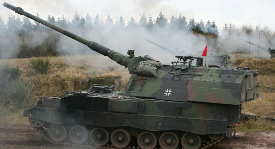 У Міноборони вперше показали роботу нових німецьких гаубиць PzH 2000 (відео)
