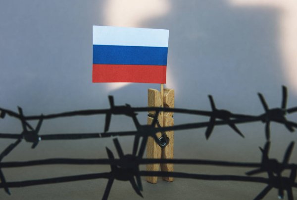 ЄС готує нові санкції проти рф, які торкнутися компаній та людей з третіх краї, - Bloomberg