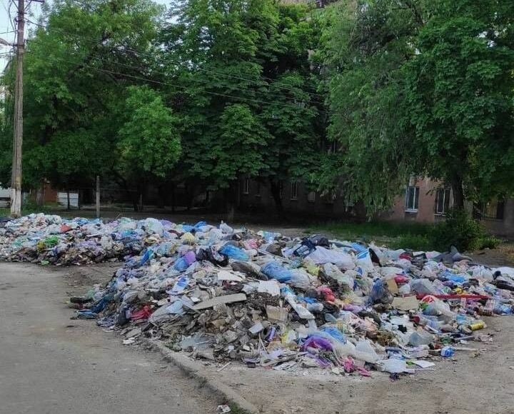 На Донетчине в оккупированном Шахтерске оккупанты не вывозят мусор из-за дефицита коммунальщиков, — ЦНС
